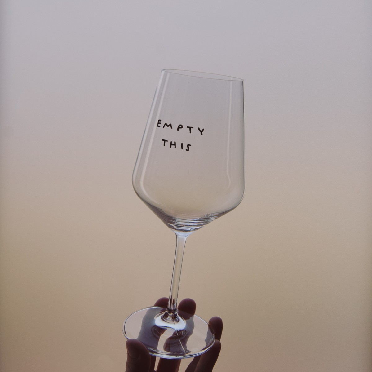 "Empty This" Weinglas by Johanna Schwarzer × selekkt