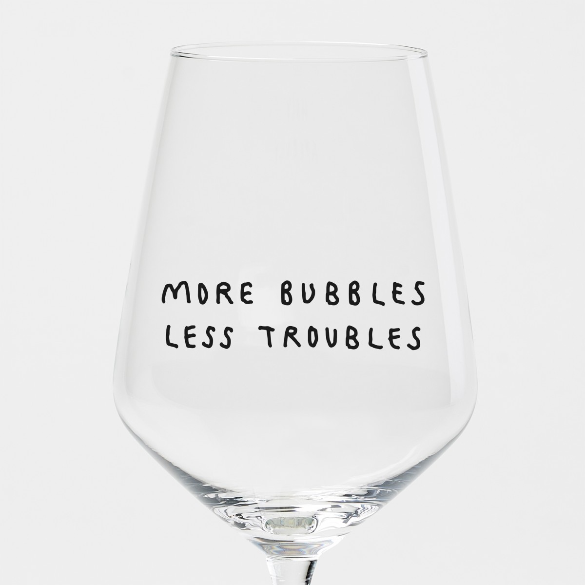 "More Bubbles Less Troubles" Weinglas by Johanna Schwarzer × selekkt