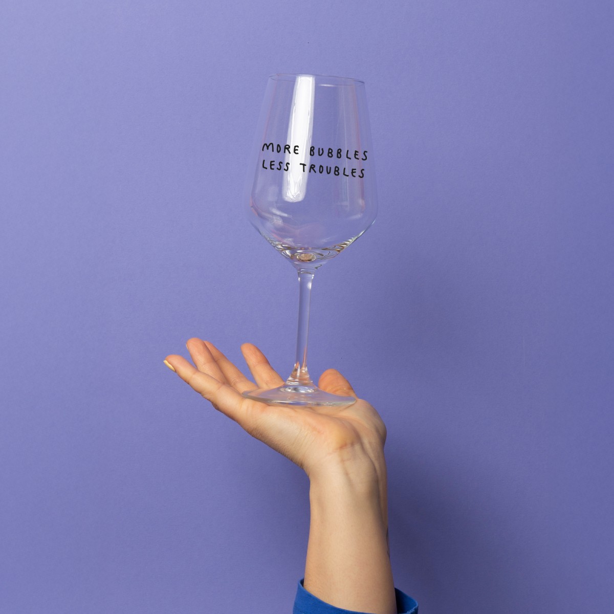 "More Bubbles Less Troubles" Weinglas by Johanna Schwarzer × selekkt