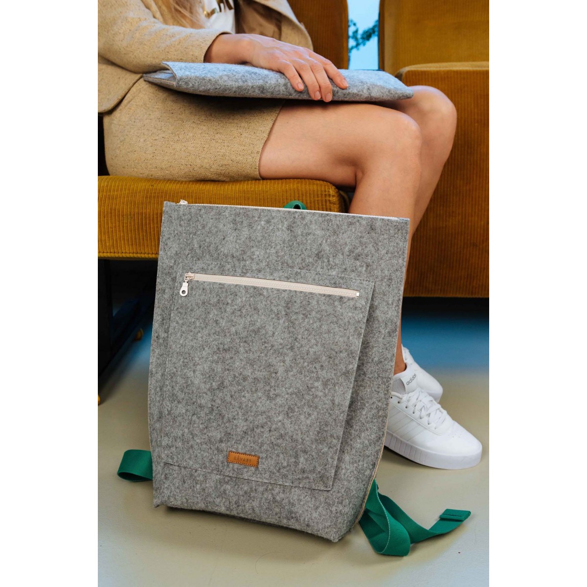 RÅVARE Mittelgroßer schlichter City-Rucksack aus Filz, federleichter puristischer Rucksack im skandinavischen Stil