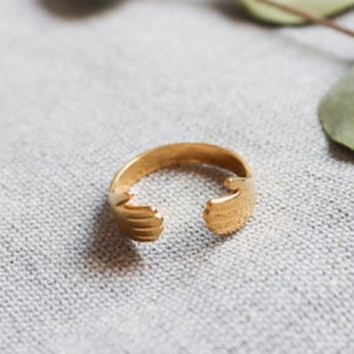 Anoa Ring Umarmung Hug Hände in Gold