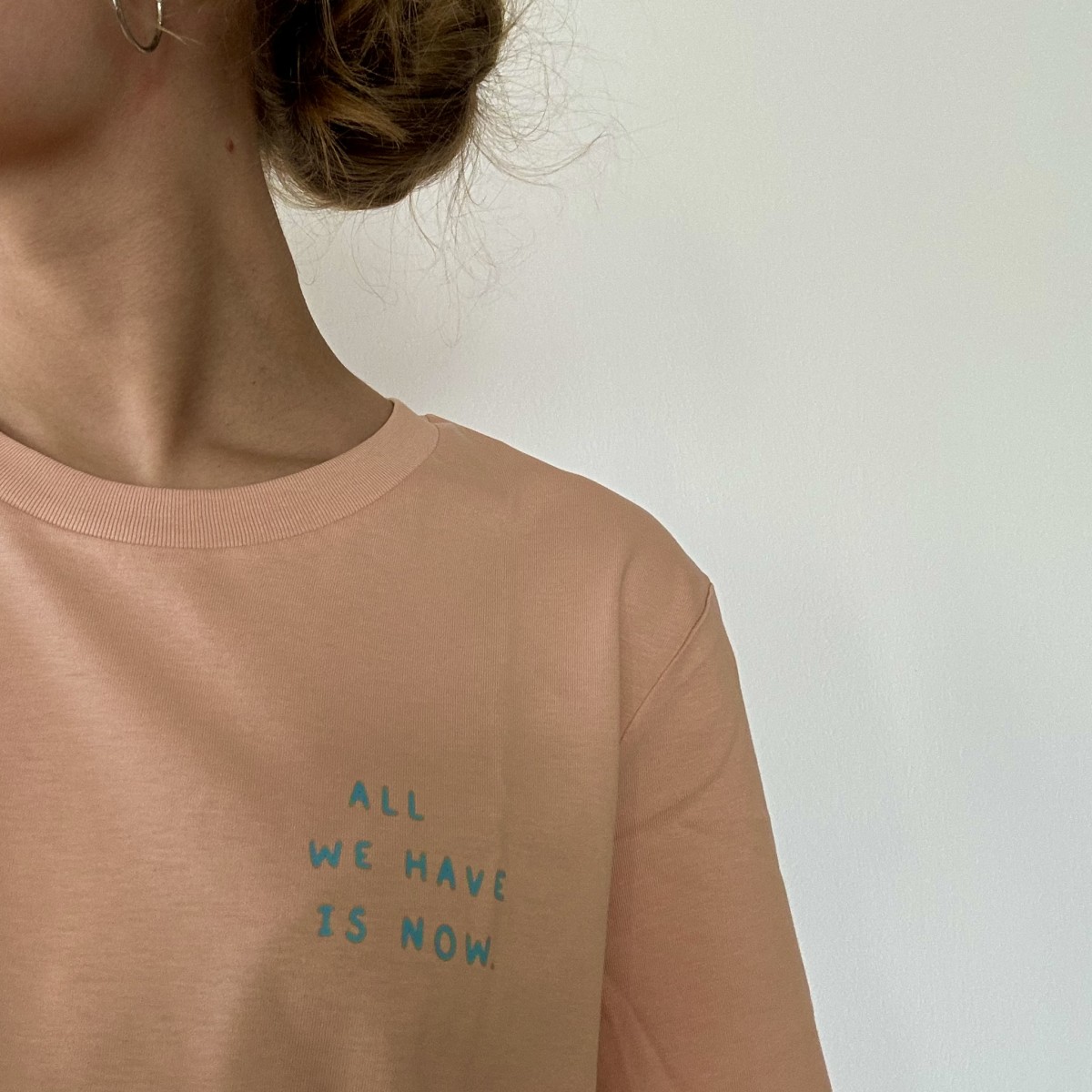 Love is the new black - All we have is now / Unisex T-Shirt mit Print 