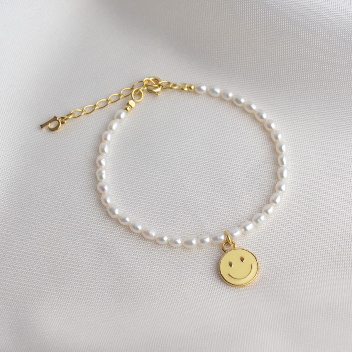 Smiley Pearl Bracelet | Armband aus Süßwasserperlen | Paeoni Colors