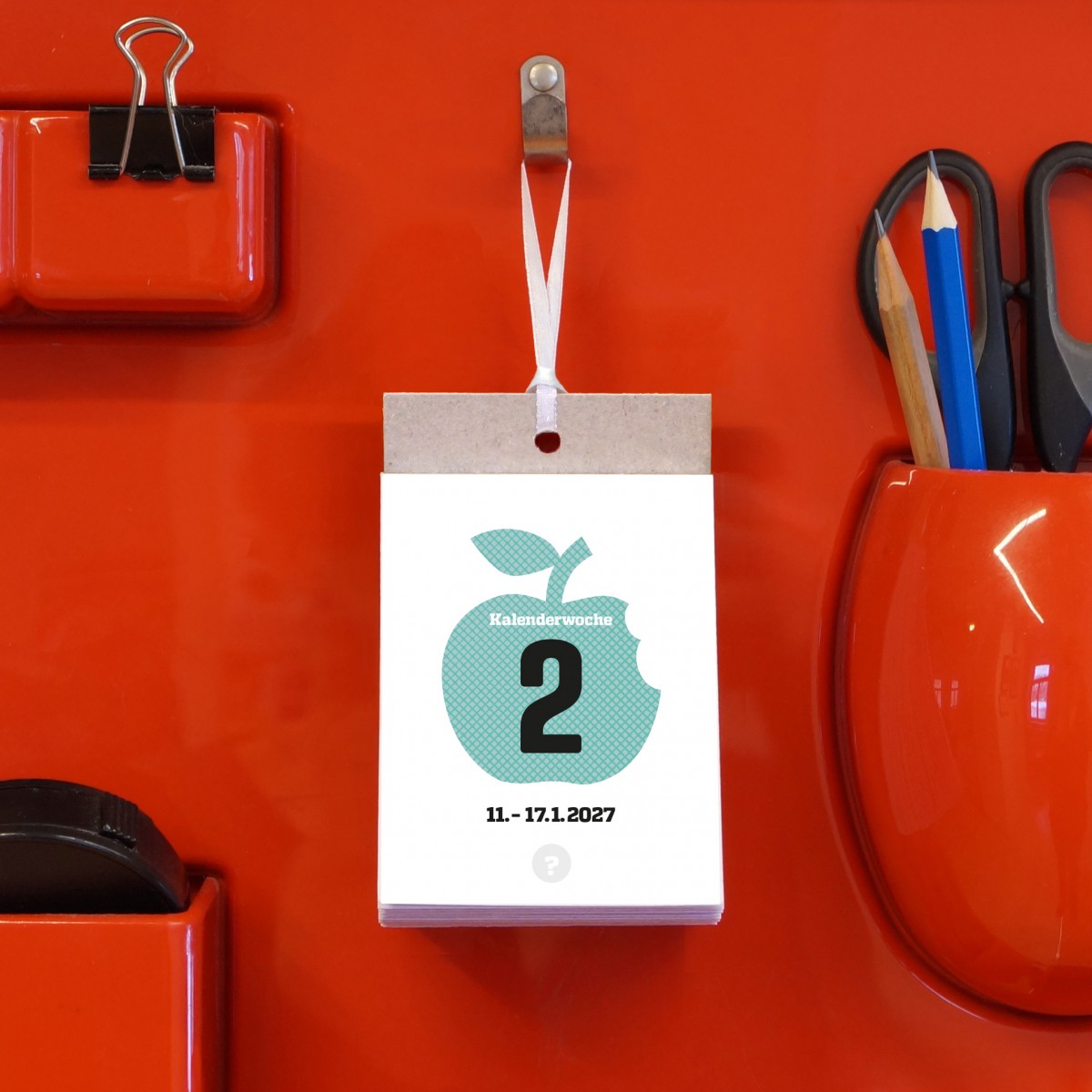 Wochenkalender „DER SAURE APFEL“ für 2027 – 52 kleine Überraschungsaufgaben zum Abreißen, von sperlingB.design