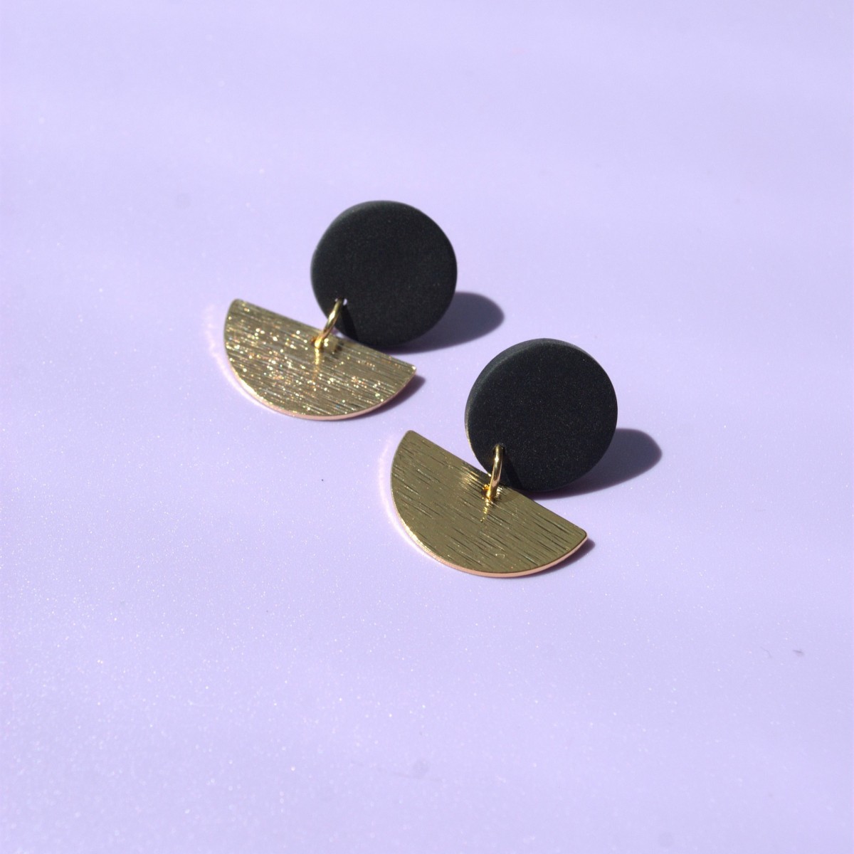 Clarisse | Schwarze Ohrstecker mit 24K Vergoldung | Santoclay