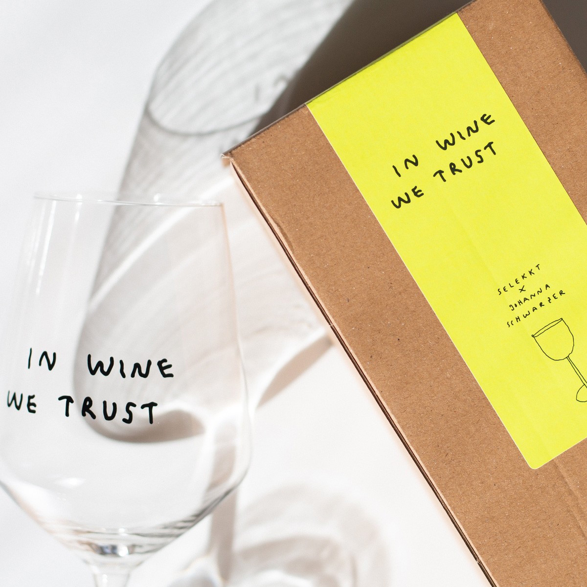 "In Wine We Trust'" Weinglas by Johanna Schwarzer × selekkt