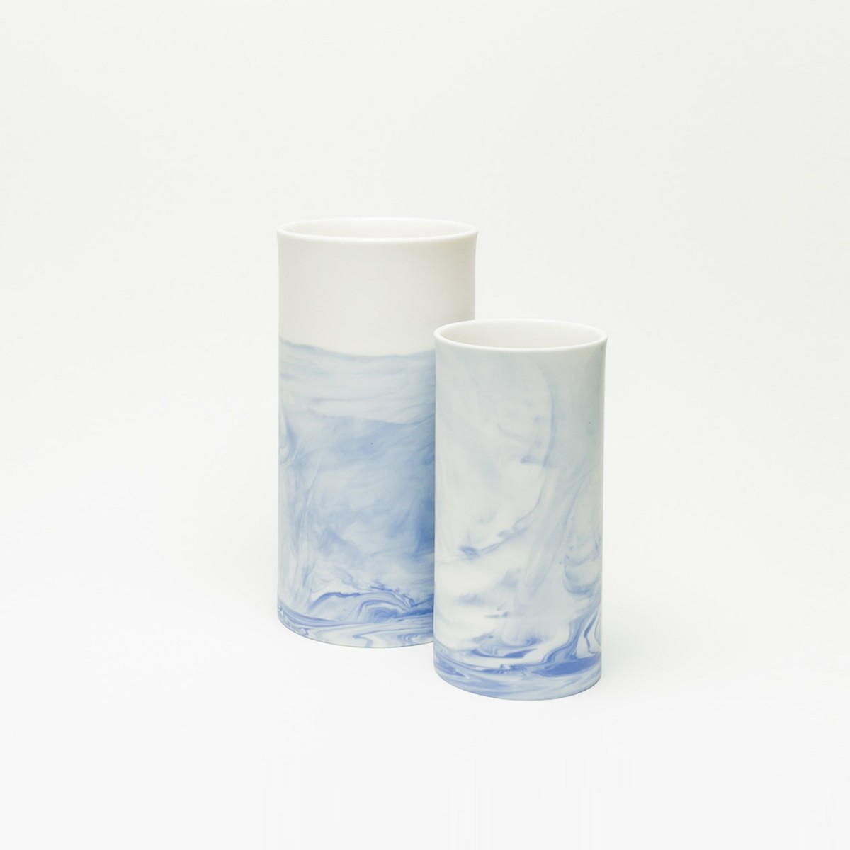 Rimma Tchilingarian – The Blue Vase – Handgemachtes Porzellan, weiß und blau – marmoriert