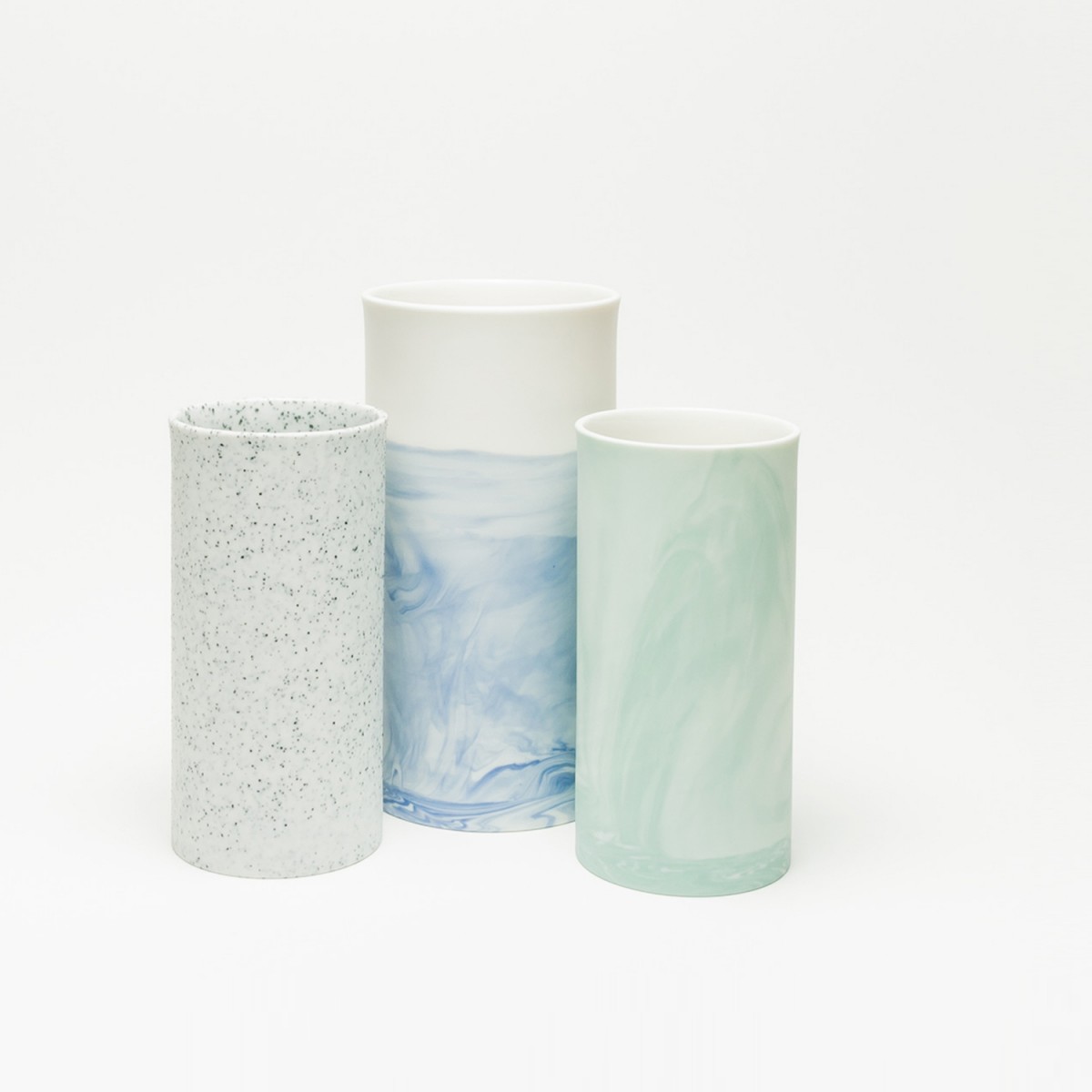 Rimma Tchilingarian – The Tactile  Vase – Handgemachtes Porzellan, weiß – mit schwarzen Glausurpunkten