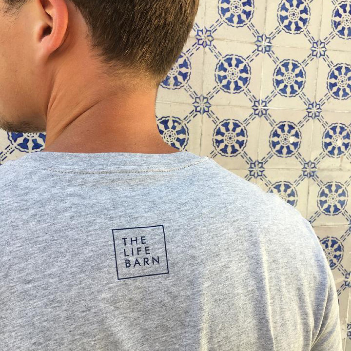 The Life Barn – "Out of Office" T-Shirt Unisex (cloud)