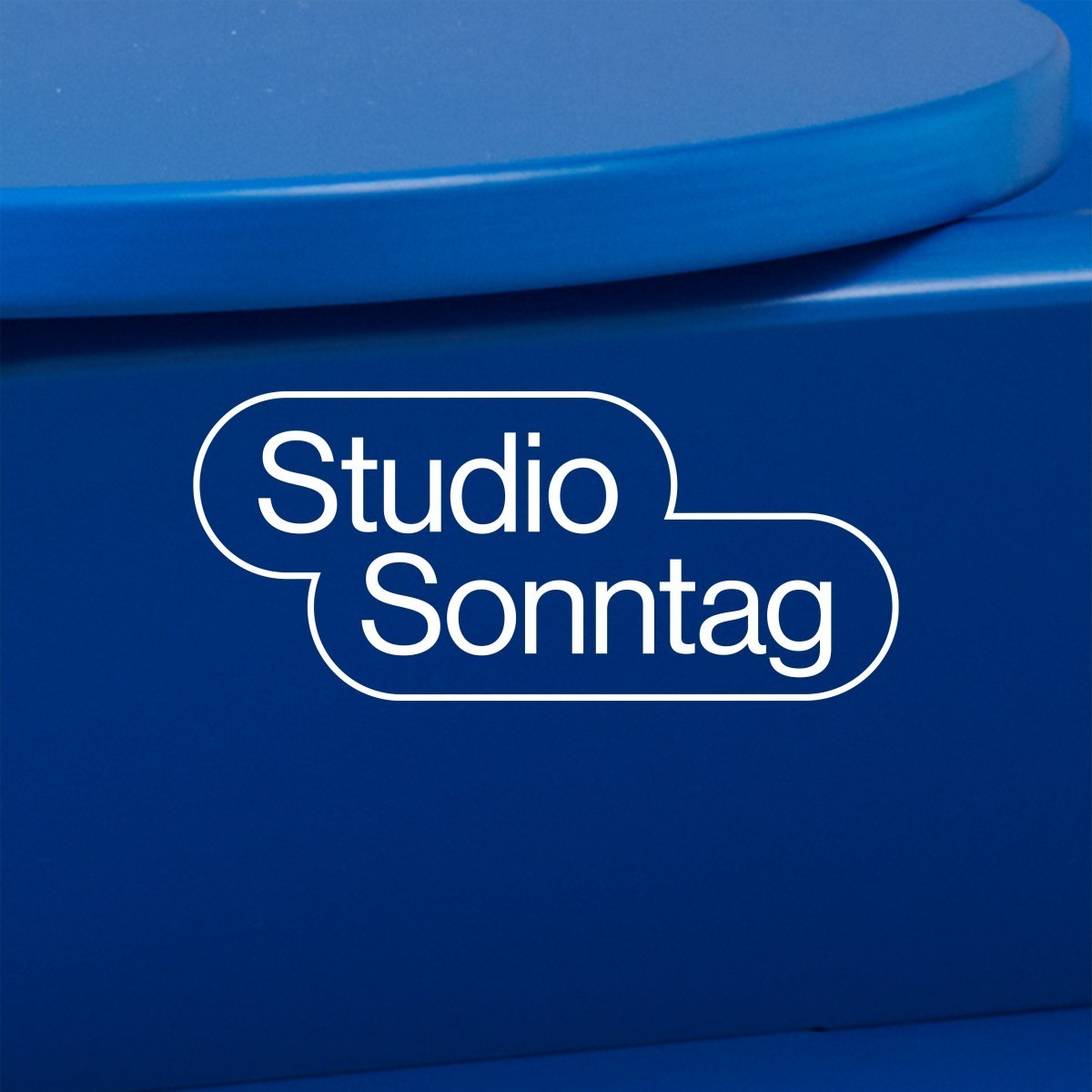 XO Hocker und Sidetable in TIEFBLAU von Studio Sonntag