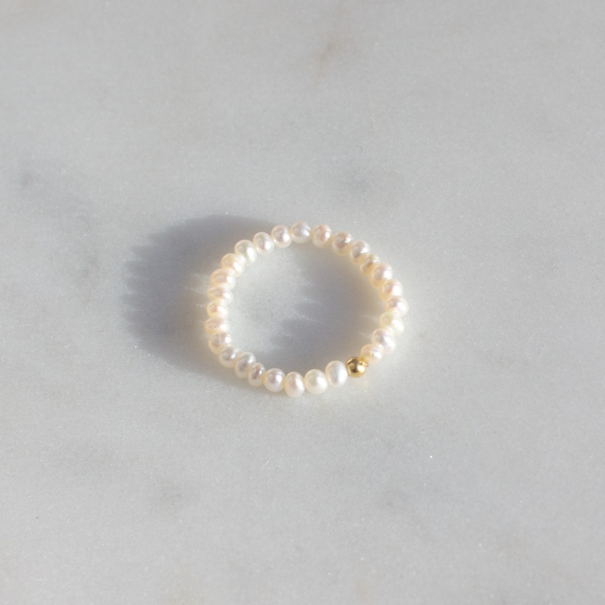 Klassischer Ring aus Mini-Süßwasserperlen & Gold Vermeil | Paeoni Colors