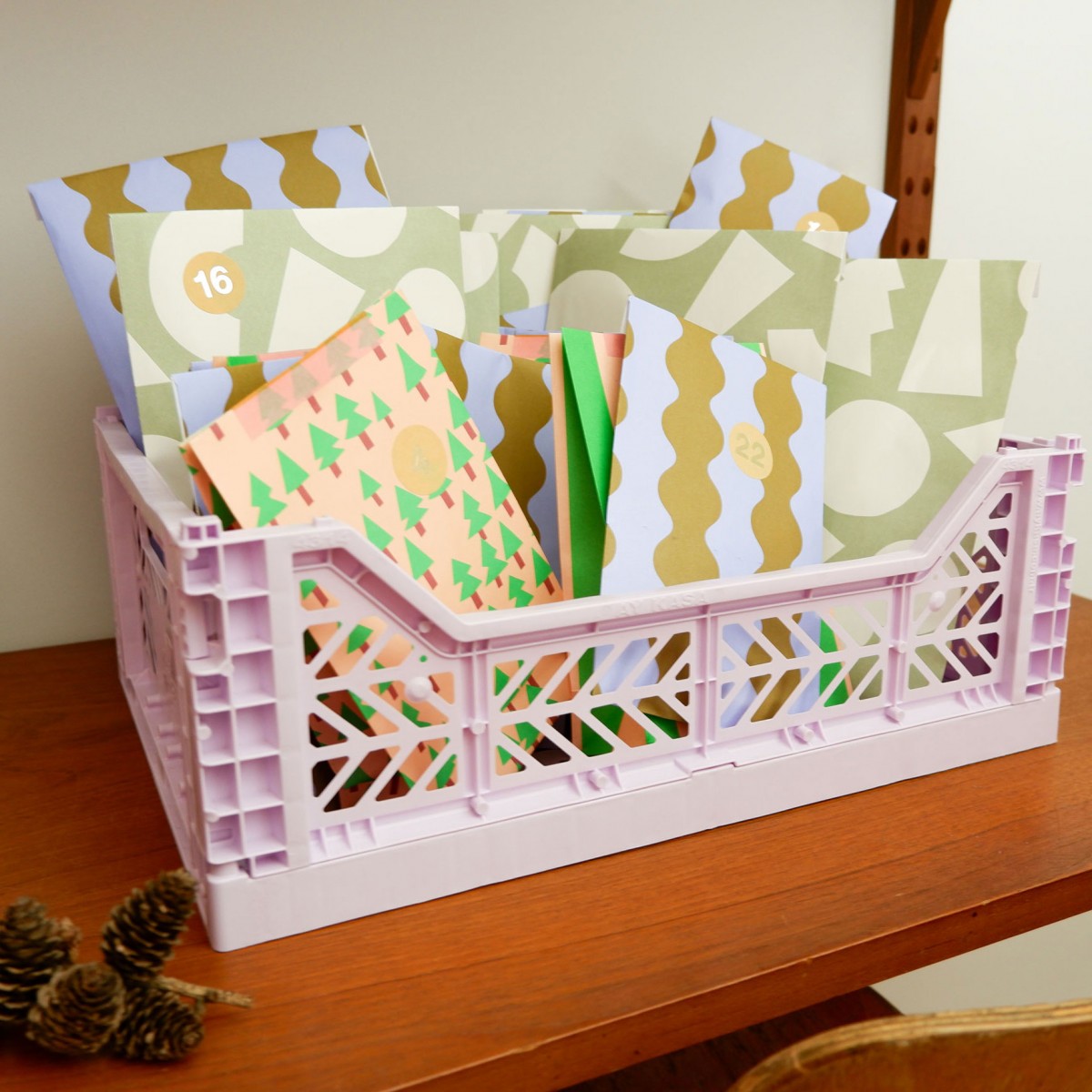 tinyday | Adventskalender für Kinder – 24 befüllte Tütchen mit kleinen Überraschungen, Spielen & Süßem – liebevoll handverpackt