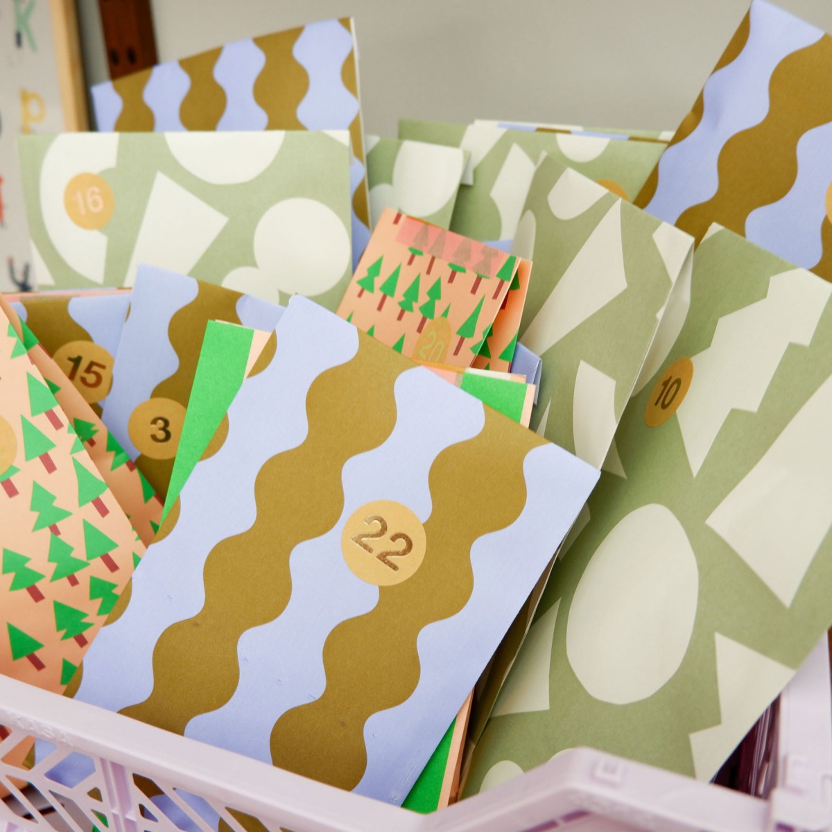 tinyday | Adventskalender für Kinder – 24 befüllte Tütchen mit kleinen Überraschungen, Spielen & Süßem – liebevoll handverpackt