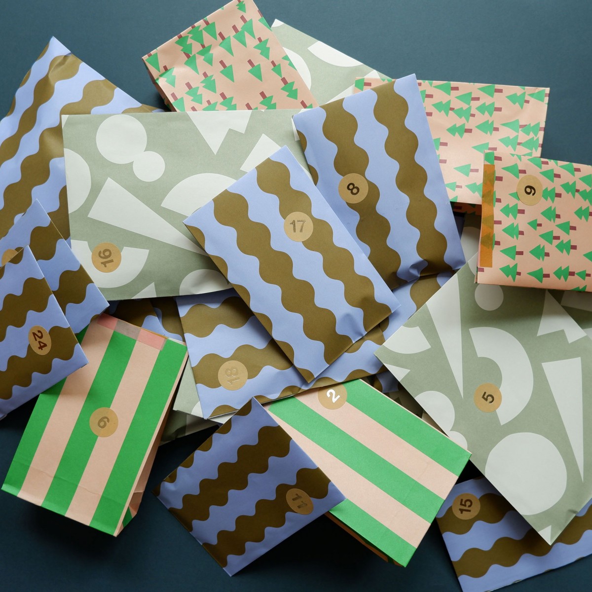 tinyday | Adventskalender für Kinder – 24 befüllte Tütchen mit kleinen Überraschungen, Spielen & Süßem – liebevoll handverpackt