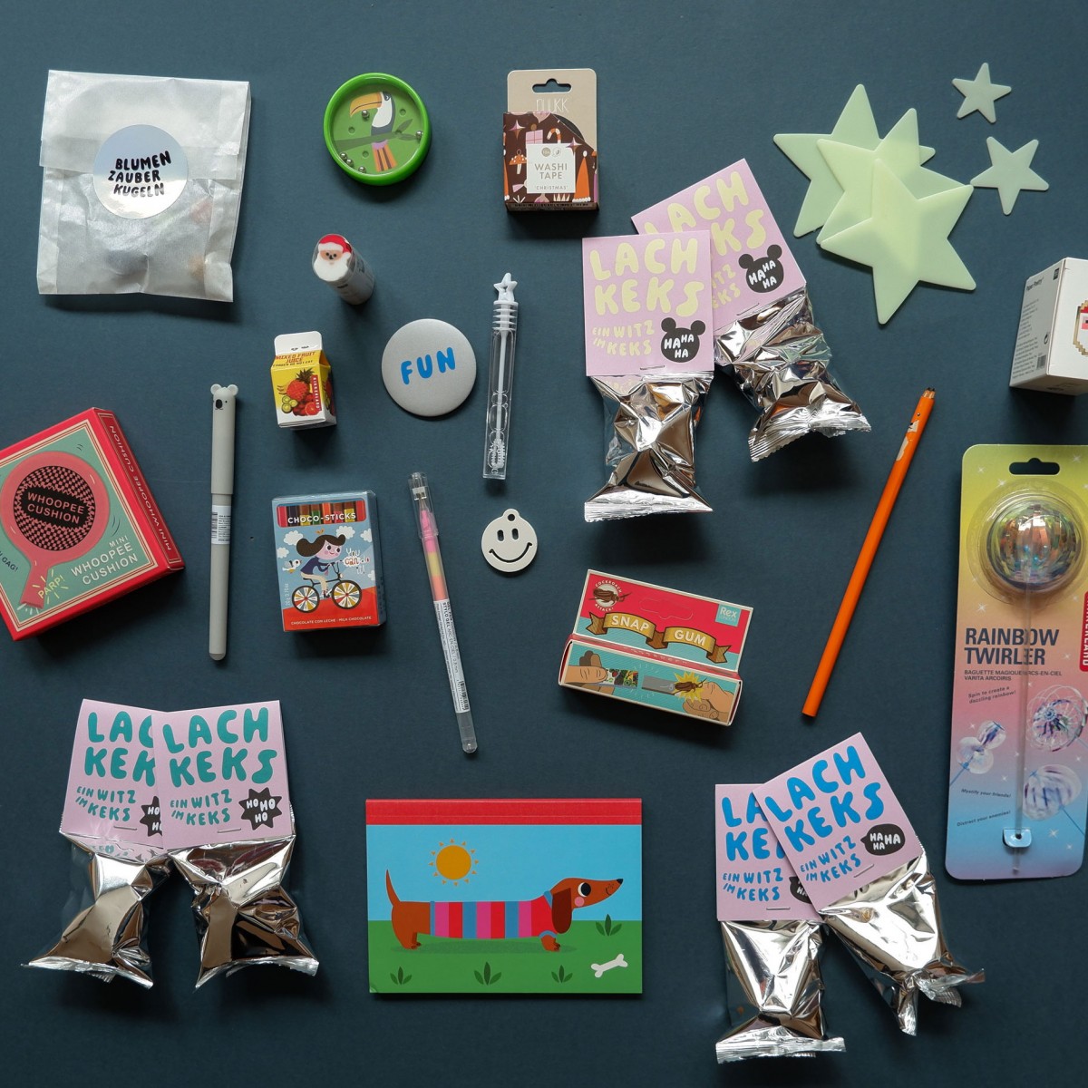 tinyday | Adventskalender für Kinder – 24 befüllte Tütchen mit kleinen Überraschungen, Spielen & Süßem – liebevoll handverpackt