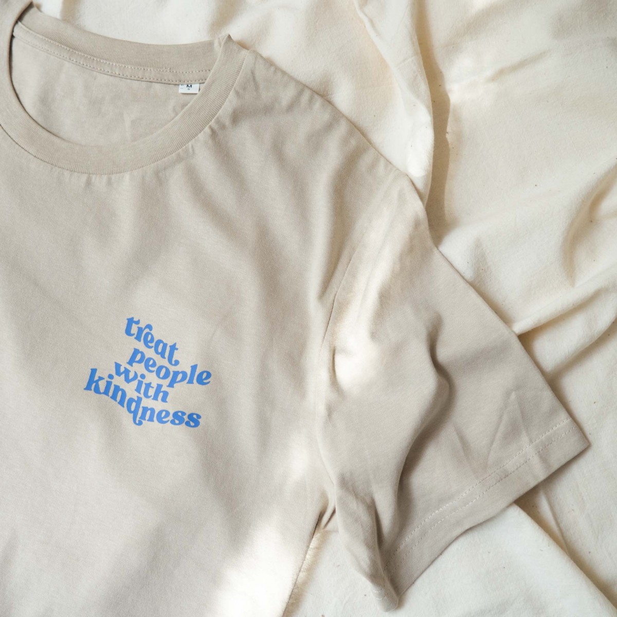 Unisex T-Shirt "treat people with kindness" blau – vibefocus