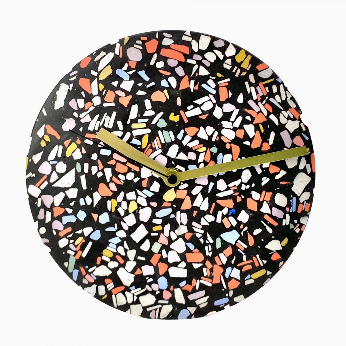 Terrazzo Wanduhr mit Uhrzeiger aus Messing / schwarz-mixte / objet vague