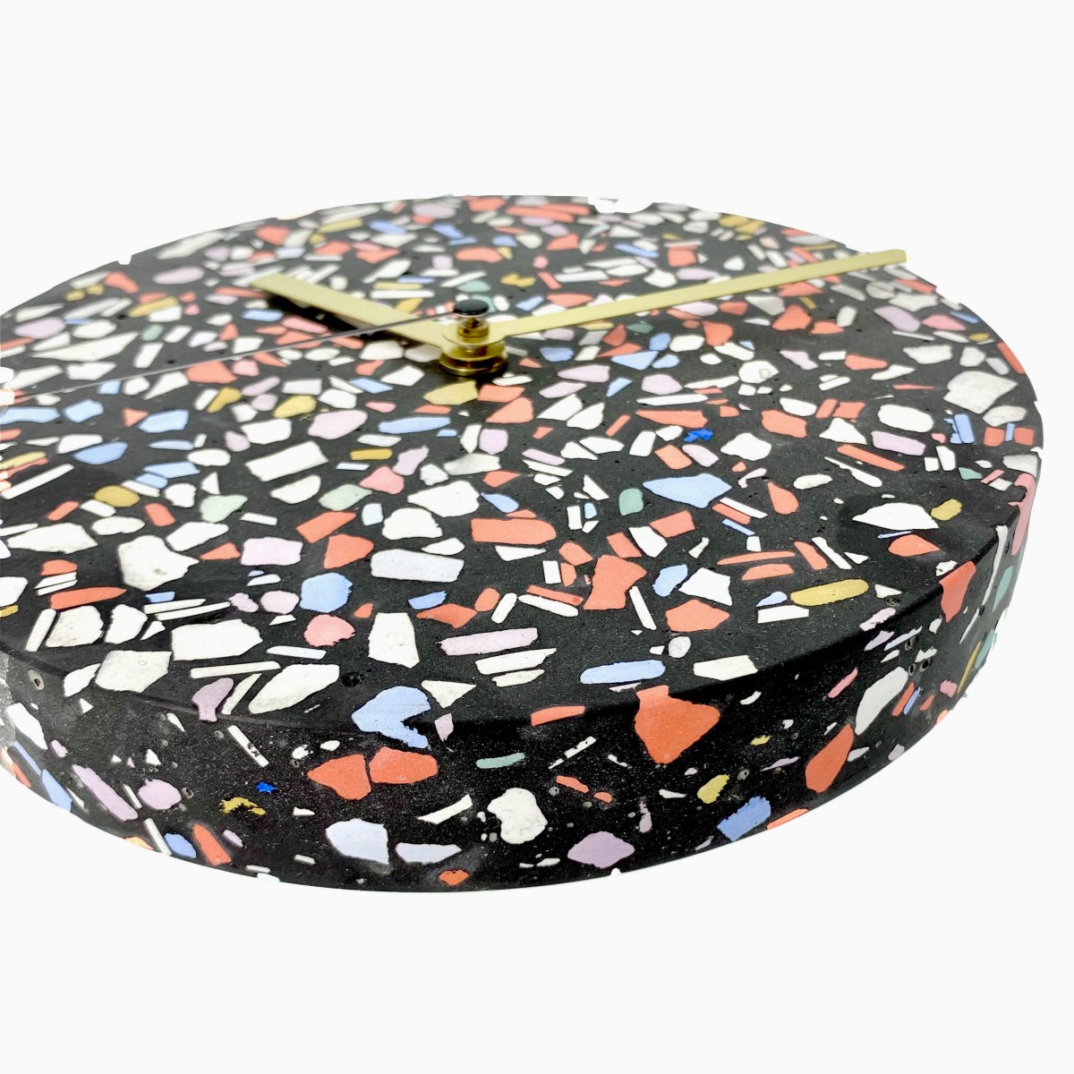 Terrazzo Wanduhr mit Uhrzeiger aus Messing / schwarz-mixte / objet vague