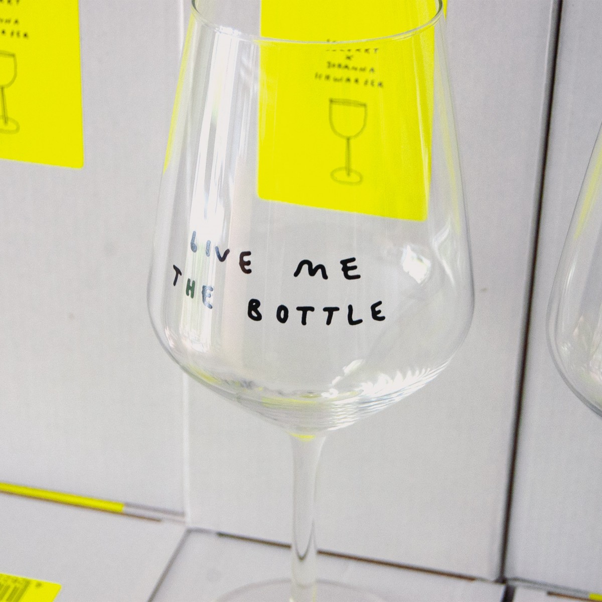 "Give Me The Bottle" Weinglas by Johanna Schwarzer × selekkt