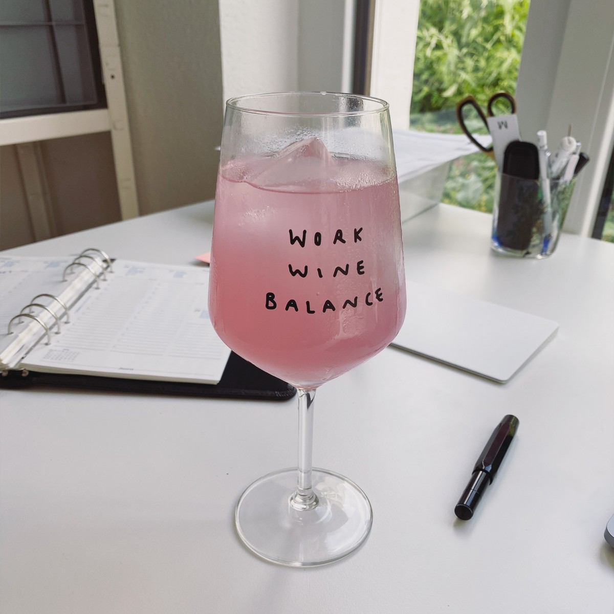 "Work Wine Balance" Weinglas by Johanna Schwarzer × selekkt