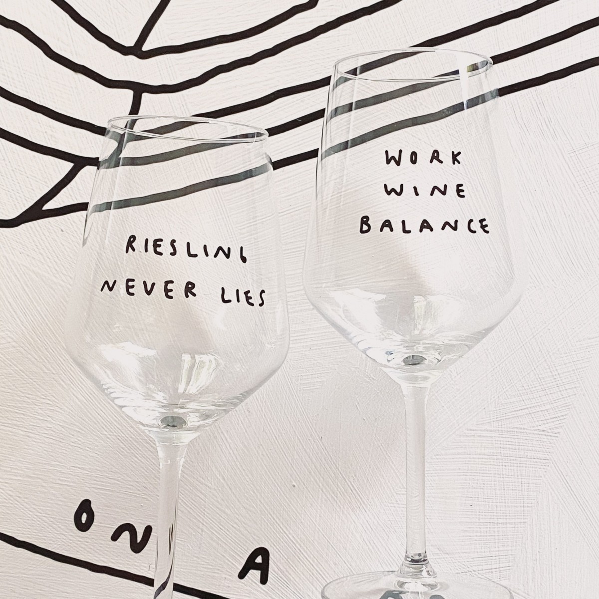 "Riesling Never Lies" Weinglas by Johanna Schwarzer × selekkt