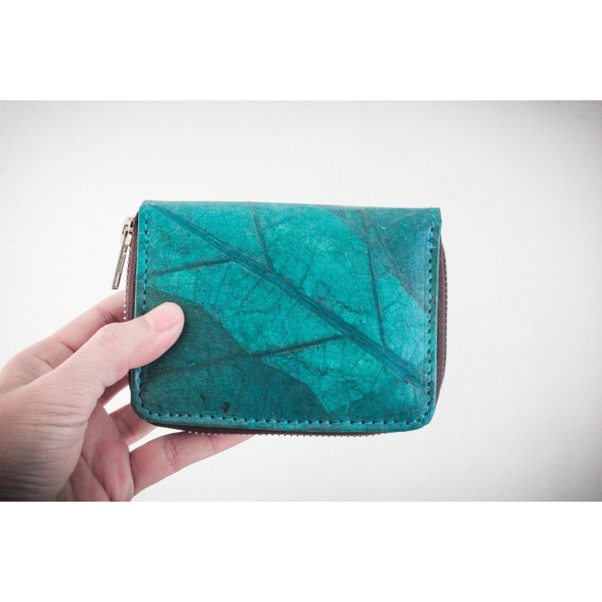 Nachhaltiges Portemonnaie aus recycelten Blättern in türkis mit Zipper – vegan & umweltfreundlich BY COPALA