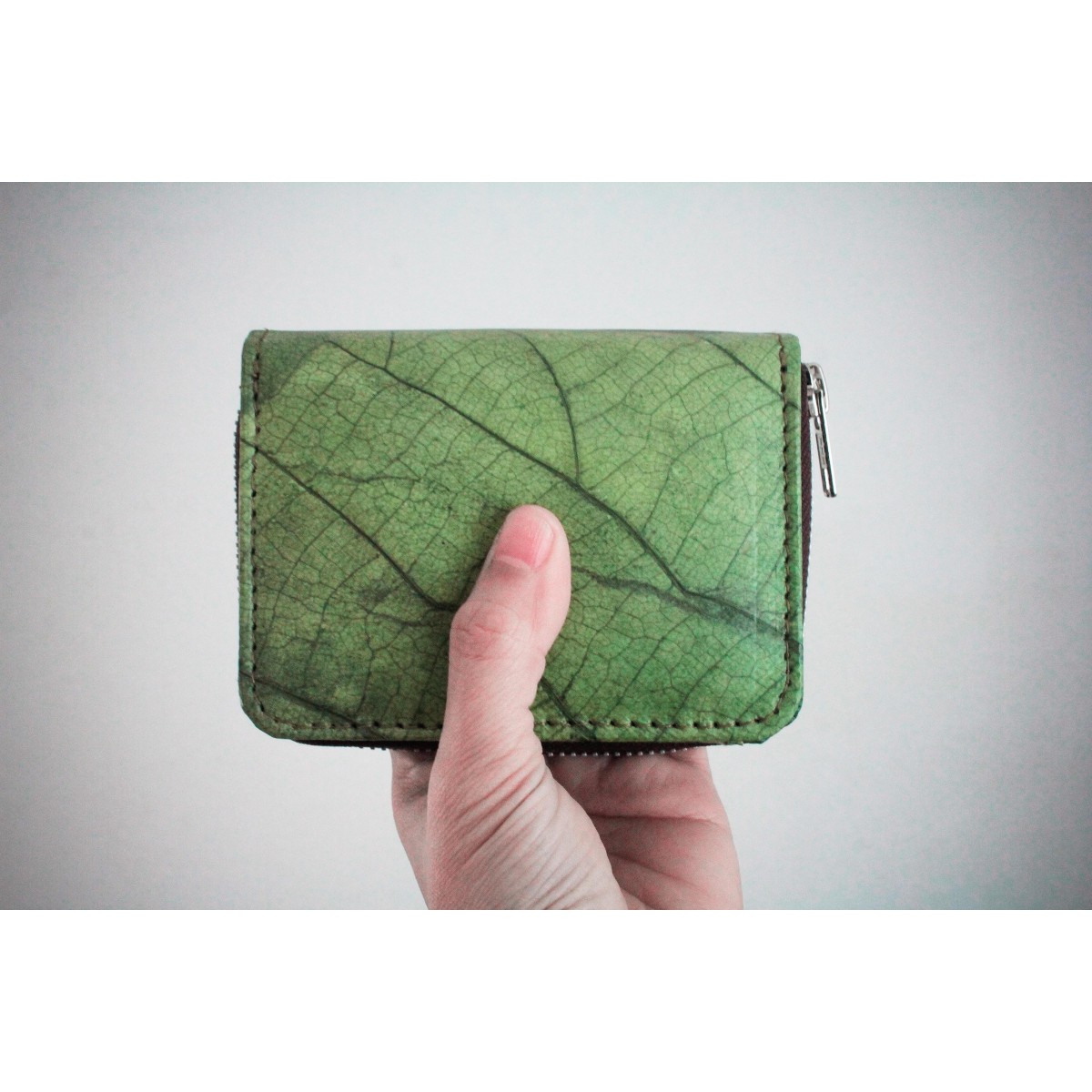 Nachhaltiges Portemonnaie aus recycelten Blättern in grün mit Zipper – vegan & umweltfreundlich