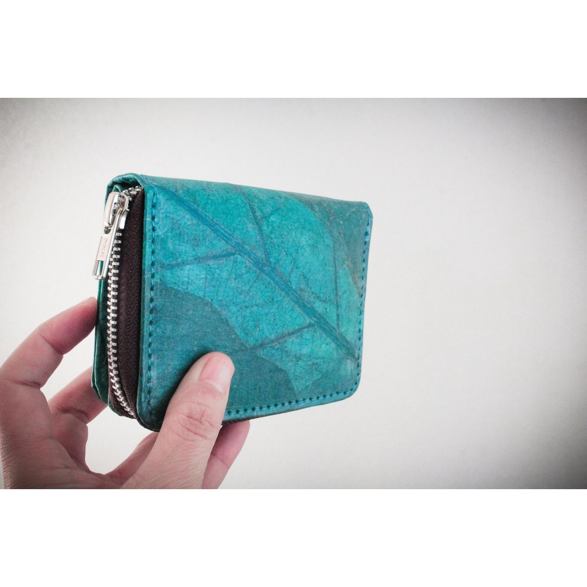 Nachhaltiges Portemonnaie aus recycelten Blättern in türkis mit Zipper – vegan & umweltfreundlich