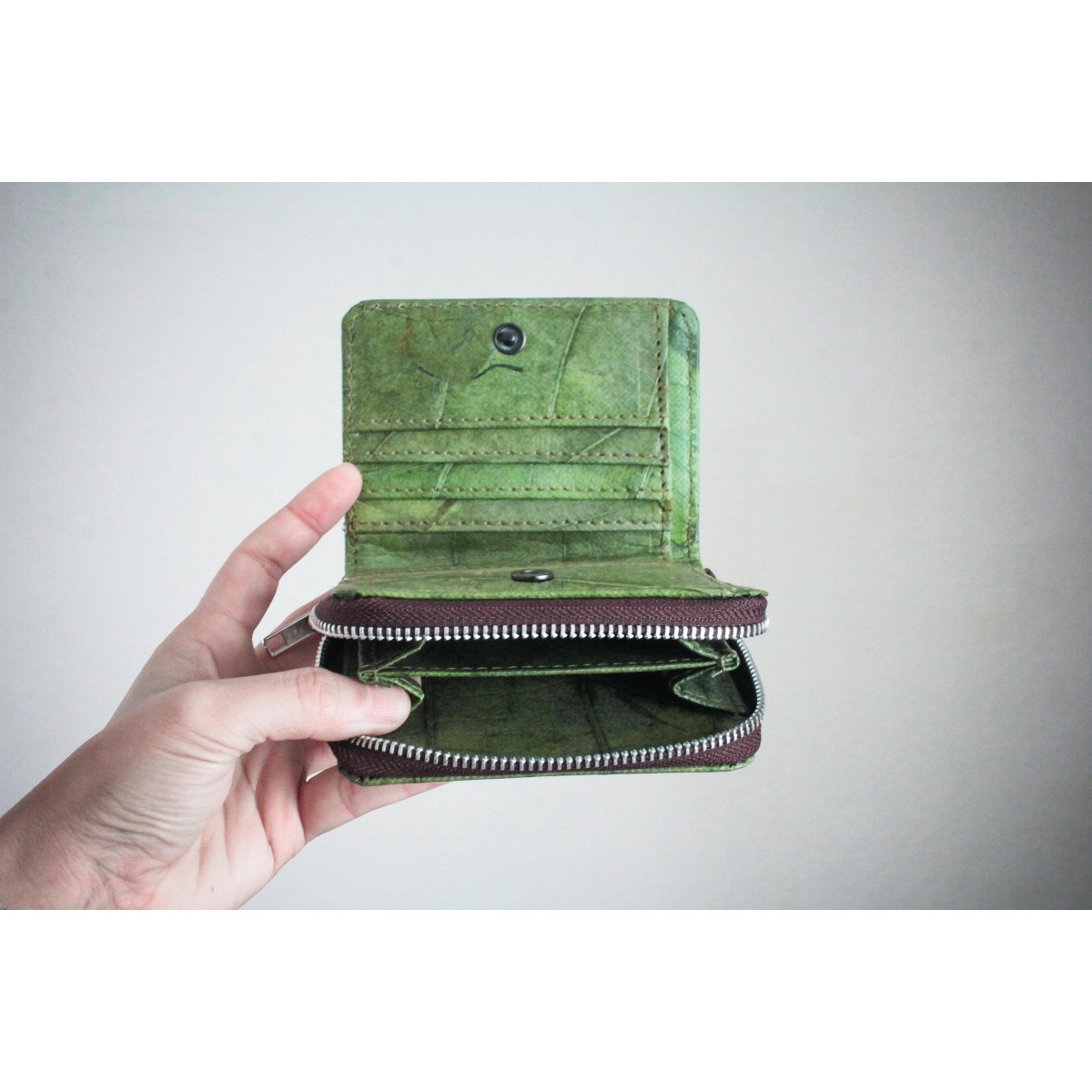 Nachhaltiges Portemonnaie aus recycelten Blättern in grün mit Zipper – vegan & umweltfreundlich
