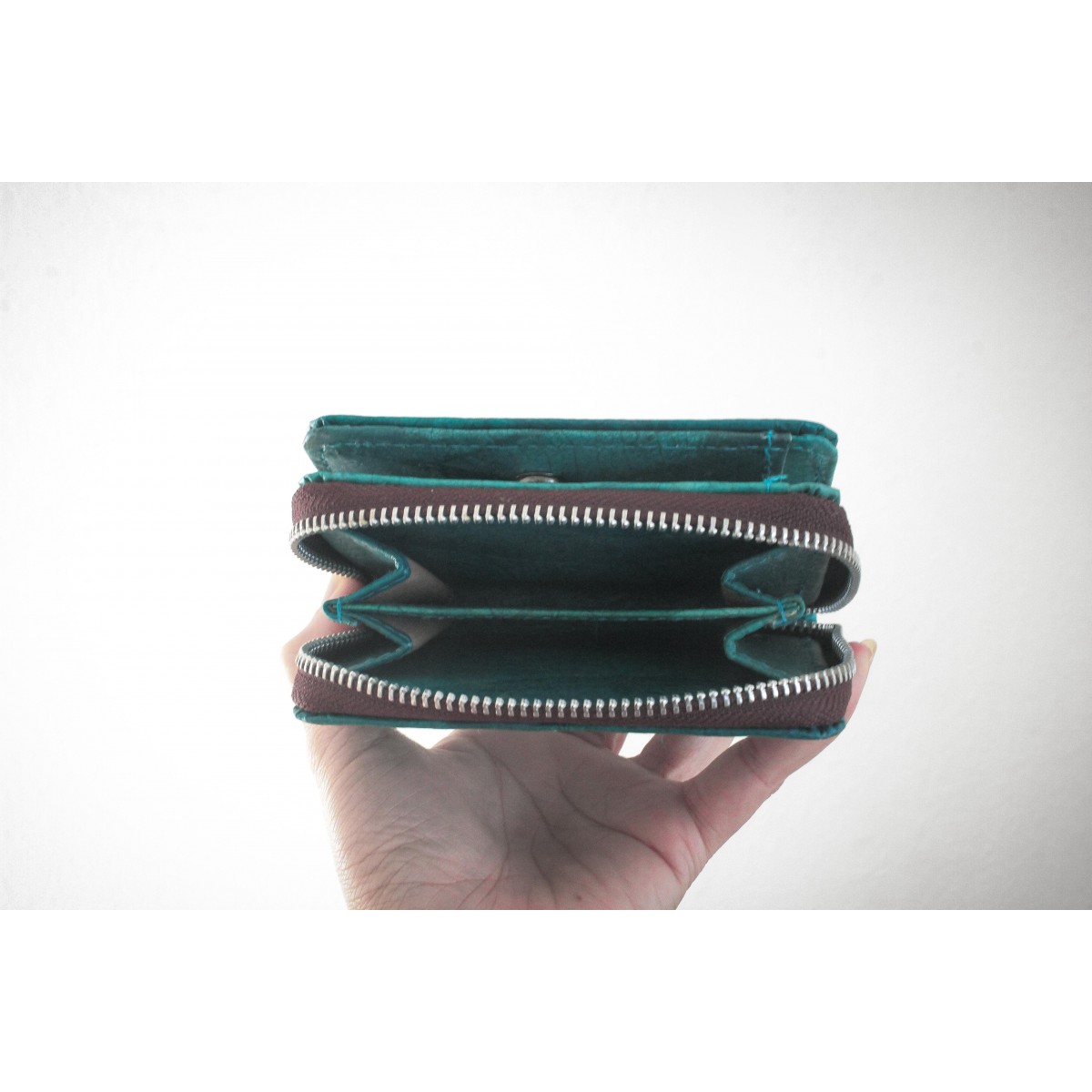Nachhaltiges Portemonnaie aus recycelten Blättern in türkis mit Zipper – vegan & umweltfreundlich