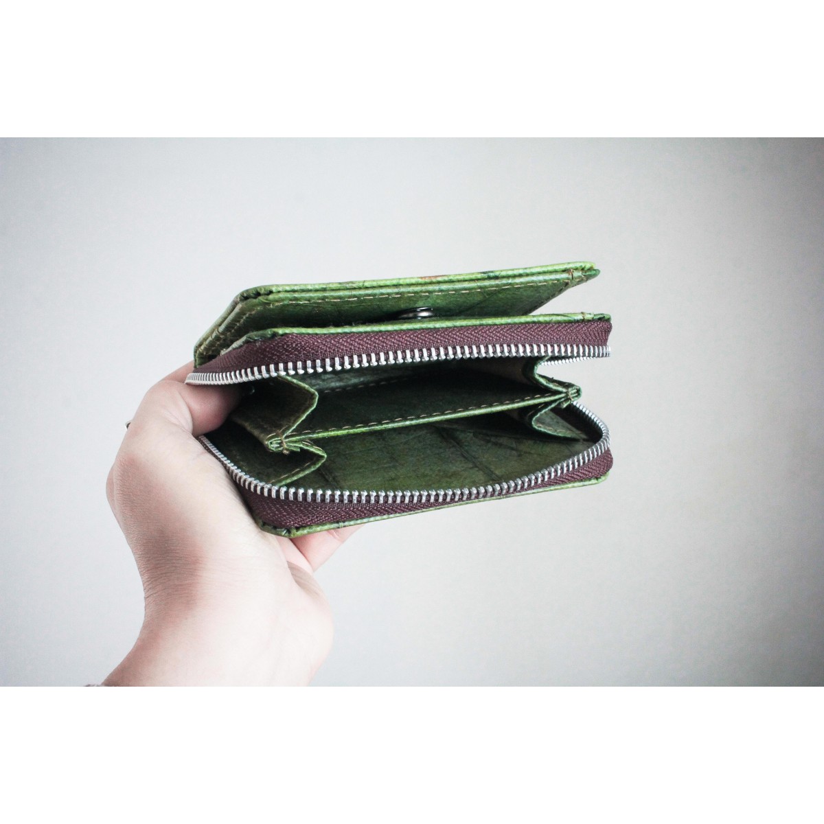 Nachhaltiges Portemonnaie aus recycelten Blättern in grün mit Zipper – vegan & umweltfreundlich