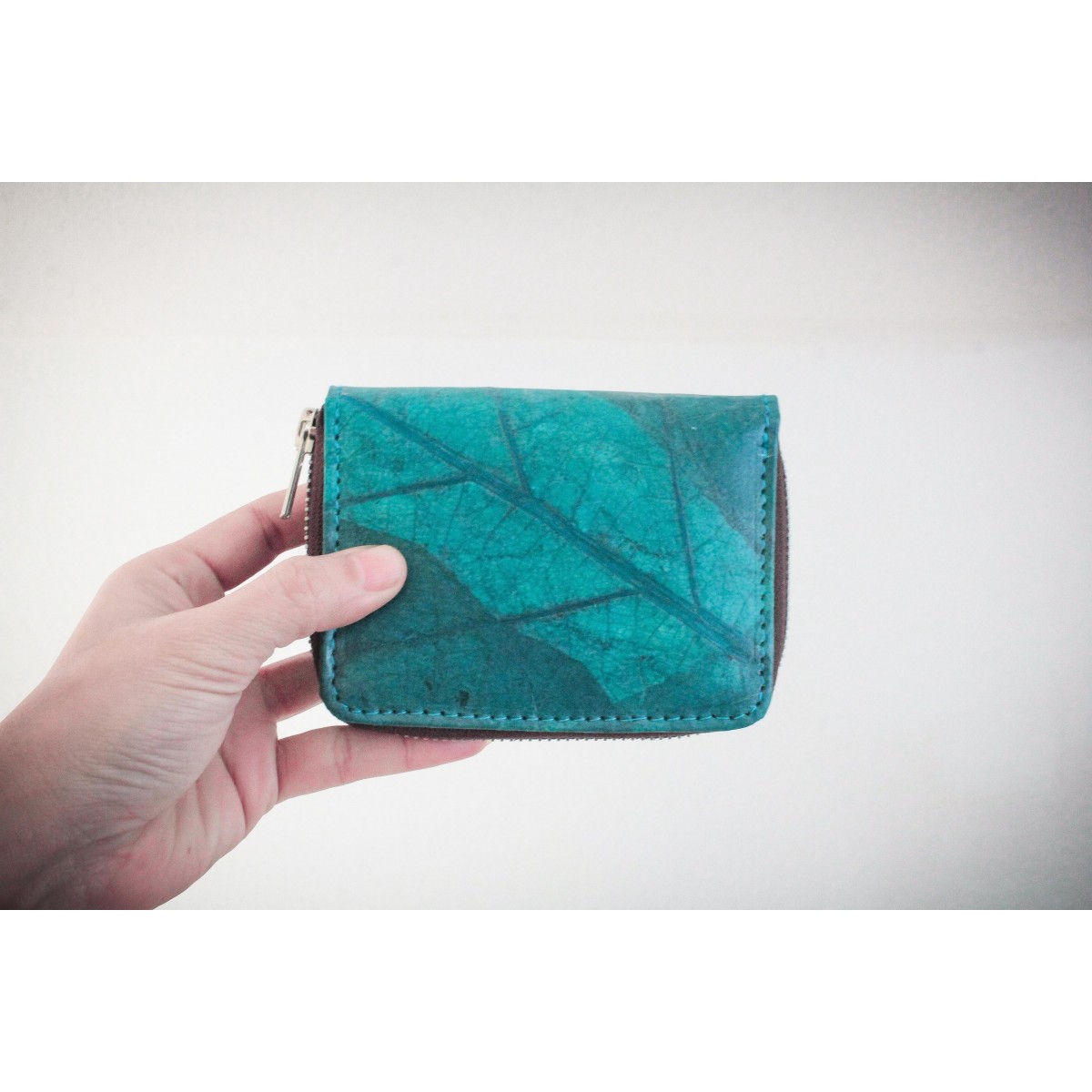 Nachhaltiges Portemonnaie aus recycelten Blättern in türkis mit Zipper – vegan & umweltfreundlich
