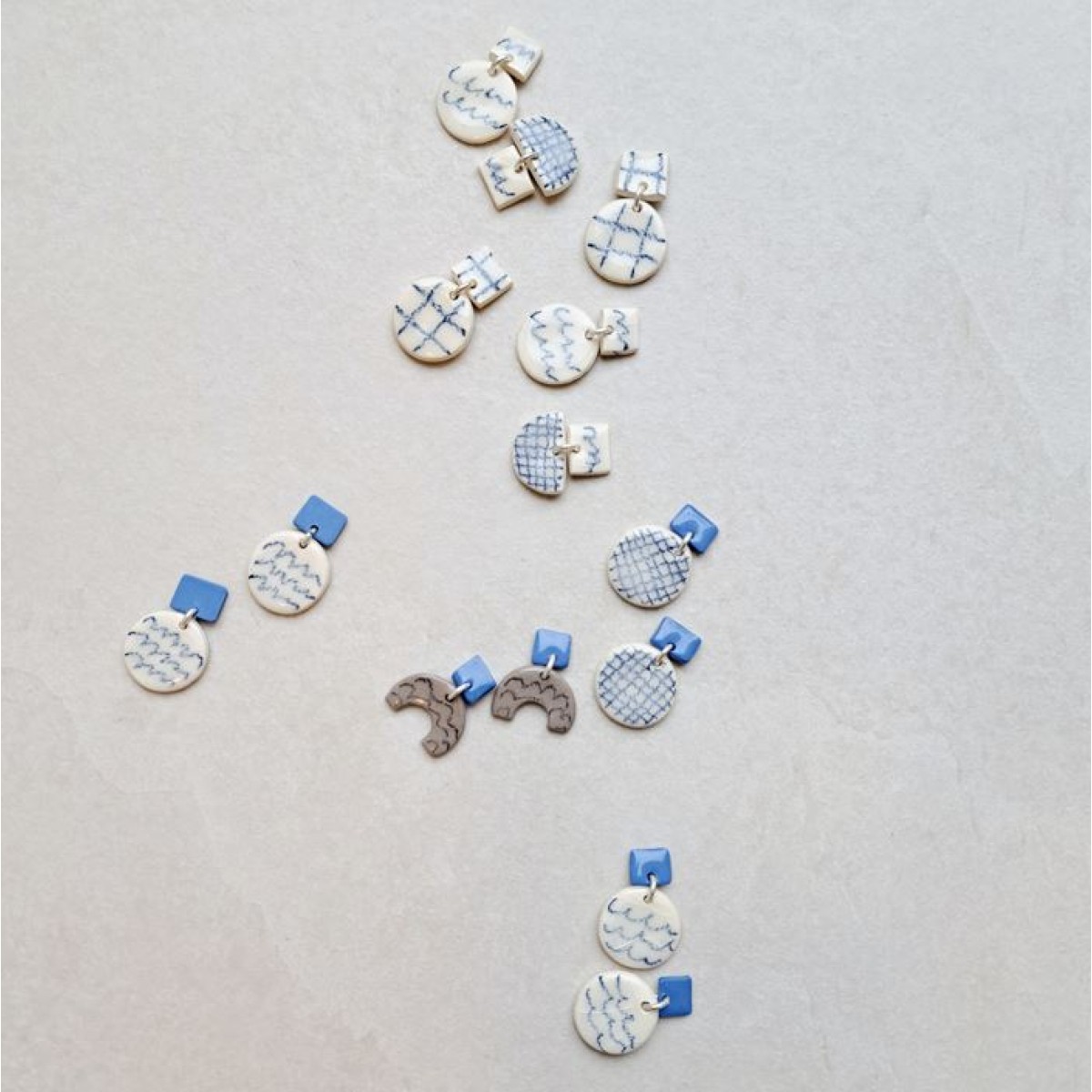 Skelini - weiße Porzellanohrringe mit blau Karomuster (groß)