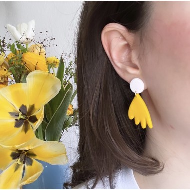 Salut Julie • Polymerton Ohrring 'pretty tulip x yellow • white'