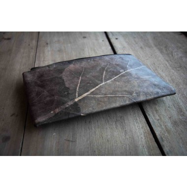 Gefütterte nachhaltige Laptop Hülle 15–16" aus Blattleder – Vegane, handgenähte & wasserabweisende Laptoptasche für MacBook in grau / braun BY COPALA