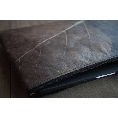 Gefütterte nachhaltige Laptop Hülle 15–16" aus Blattleder – Vegane, handgenähte & wasserabweisende Laptoptasche für MacBook in grau / braun BY COPALA