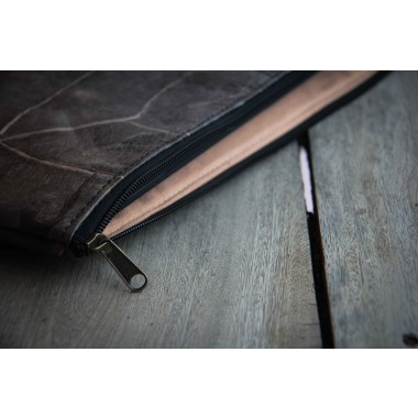 Gefütterte nachhaltige Laptop Hülle 15–16" aus Blattleder – Vegane, handgenähte & wasserabweisende Laptoptasche für MacBook in grau / braun BY COPALA
