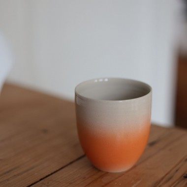 AURA Keramikbecher Orange – Handgemachter Kaffeebecher mit Farbverlauf, Steinzeug Tasse, Handmade Cup, Geschenk für Kaffeeliebhaber