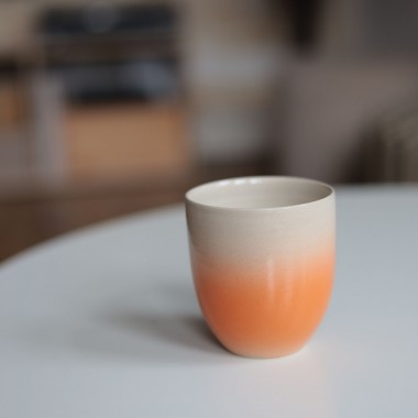 AURA Keramikbecher Orange – Handgemachter Kaffeebecher mit Farbverlauf, Steinzeug Tasse, Handmade Cup, Geschenk für Kaffeeliebhaber