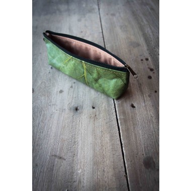 Federmappe / Etui / Kulturtasche aus Blättern in grün