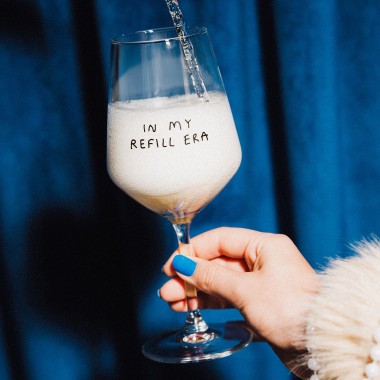 "In My Refill Era" Weinglas by Johanna Schwarzer × selekkt