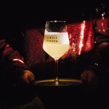 "Liquid Dinner" Weinglas by Johanna Schwarzer × selekkt