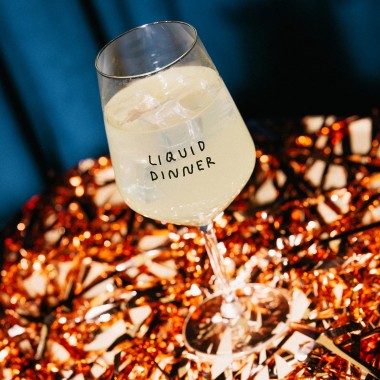 "Liquid Dinner" Weinglas by Johanna Schwarzer × selekkt