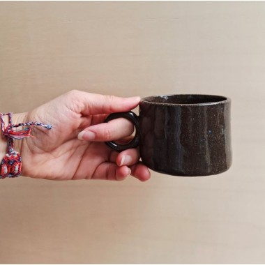 Skelini – Kaffeetasse aus schokobraunem Ton mit feinen blauen Sprenkeln