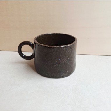 Skelini – Kaffeetasse aus schokobraunem Ton mit feinen blauen Sprenkeln