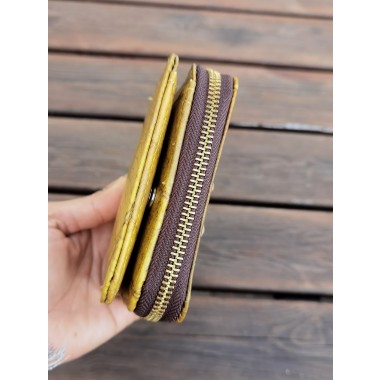 Nachhaltiges Portemonnaie aus recycelten Blättern in gelb mit Zipper – vegan & umweltfreundlich