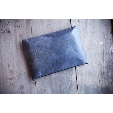 Gefütterte nachhaltige Laptop Hülle 13–14" aus Blattleder – Vegane, handgenähte & wasserabweisende Laptoptasche für MacBook Air / Pro - blau
