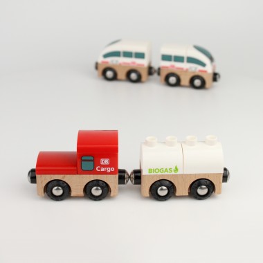 Mein Kreativ Zug - Eisenbahnen ICE oder REGIO zum selber bauen. Kompatibel zu großen Klemmbausteinen und Holzschienen. Von Neue Freunde.
