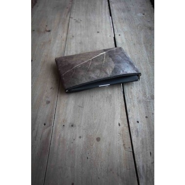 Gefütterte nachhaltige Laptop Hülle 13–14" aus Blattleder – Vegane, handgenähte & wasserabweisende Laptoptasche MacBook Air/Pro - grau/braun BY COPALA