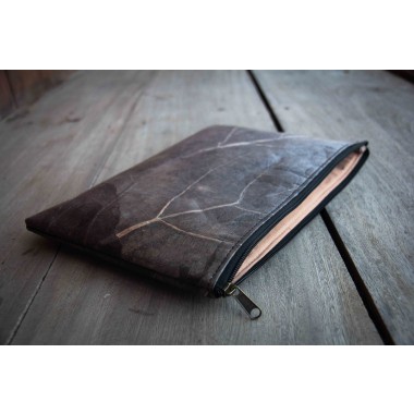 Gefütterte nachhaltige Laptop Hülle 15–16" aus Blattleder – Vegane, handgenähte & wasserabweisende Laptoptasche für MacBook in grau / braun BY COPALA